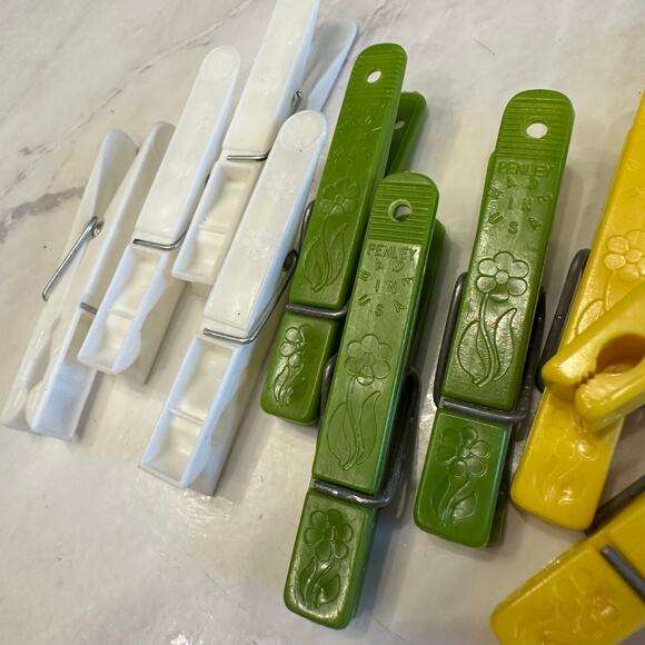 Vintage Mcm kitschy plastic clothes pin orange avocado green yellow flower print - Picture 5 of 8